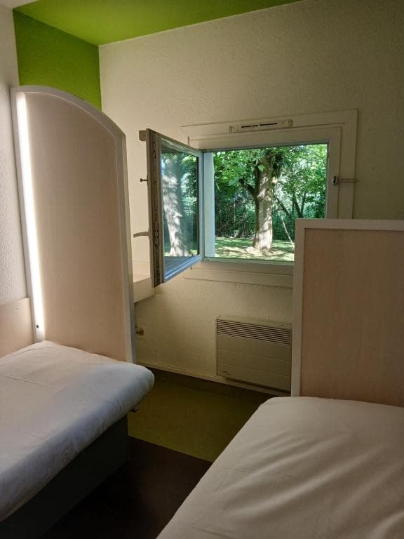 Petit-déjeuner servi à l'hôtel F1 – Douchy-les-Mines