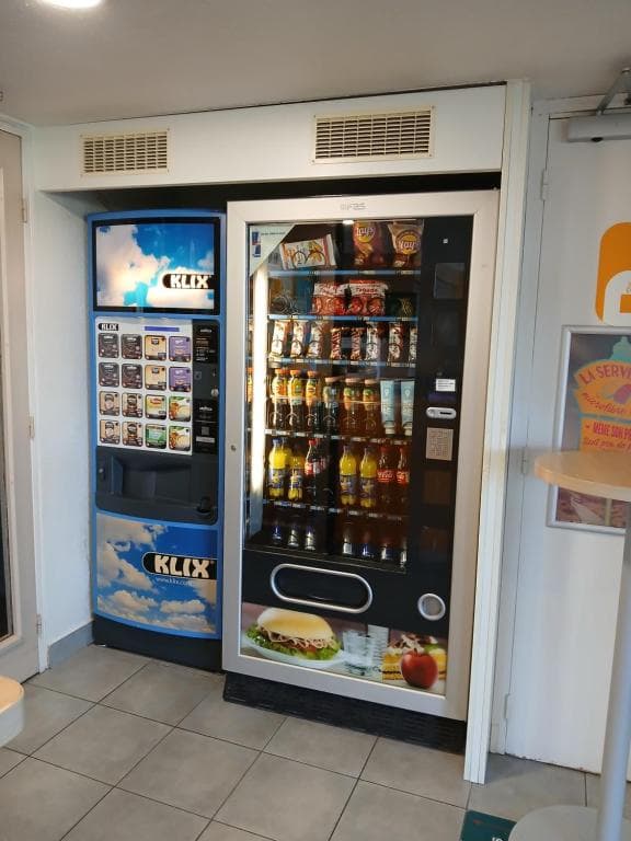 Réception moderne de l'hôtel F1 Douchy-les-Mines